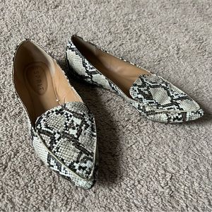 Beige snakeskin loafers